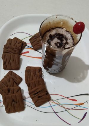 चॉकलेट मिल्कशेक (chocolate milkshake recipe in marathi) रेसिपी चे मुख्य फोटो 