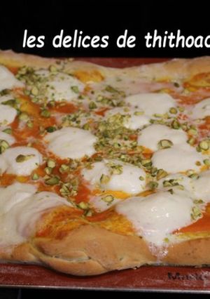 Une photo de Pizza aux carottes, mozzarella et pistaches
