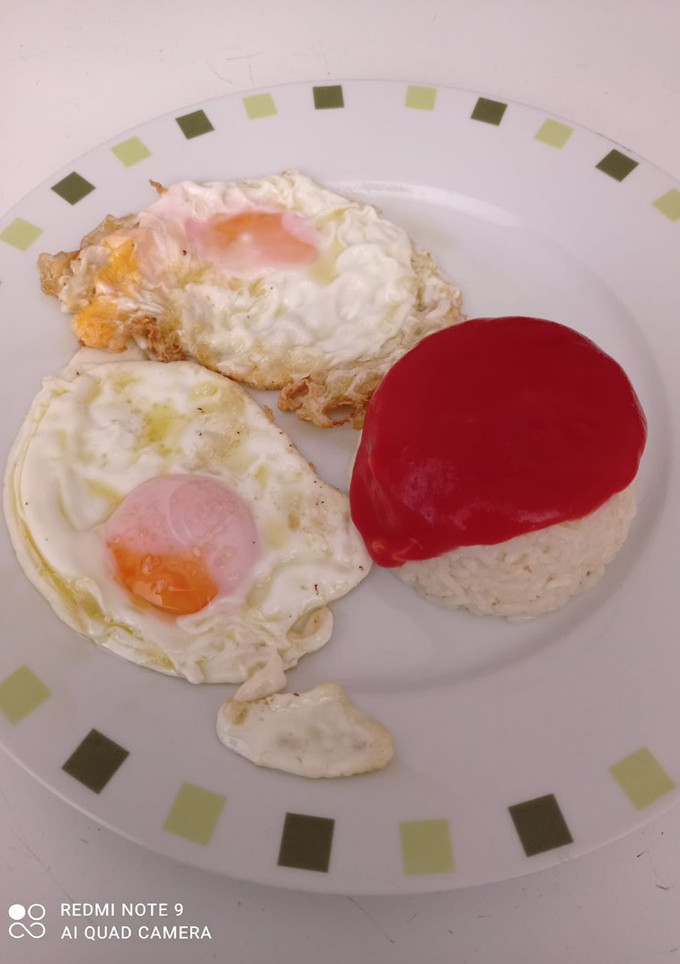 Una foto de Arroz a la cubana con huevos fritos
