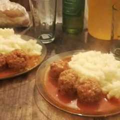 Una foto de Albóndigas con Puré