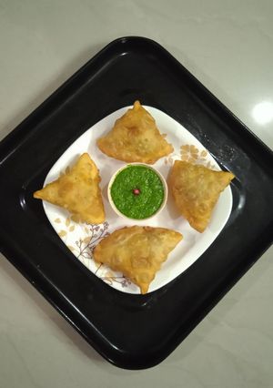 મટર સમોસા (Matar Samosa Recipe In Gujarati) રેસીપી મુખ્ય ફોટો