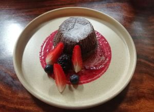 Una foto de Lava cake con salsa de frutos rojos