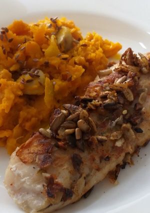 Una foto de Pescado grillado con puré de zapallo y semillas