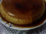 Una foto de quesillo venezolano con ron