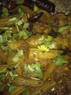 முருங்கைக்காய் கத்தரிக்காய் புளிக் கூட்டு செய்முறை முக்கிய புகைப்படம்