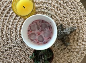 Una foto de Batido de frutilla con arándano sin batidora