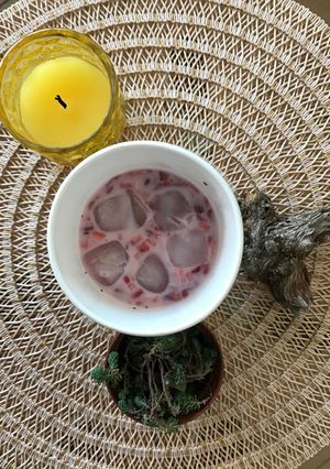 Una foto de Batido de frutilla con arándano sin batidora