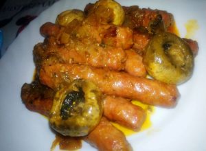 Foto principal de Salchichas frescas en salsa de vino con champiñones