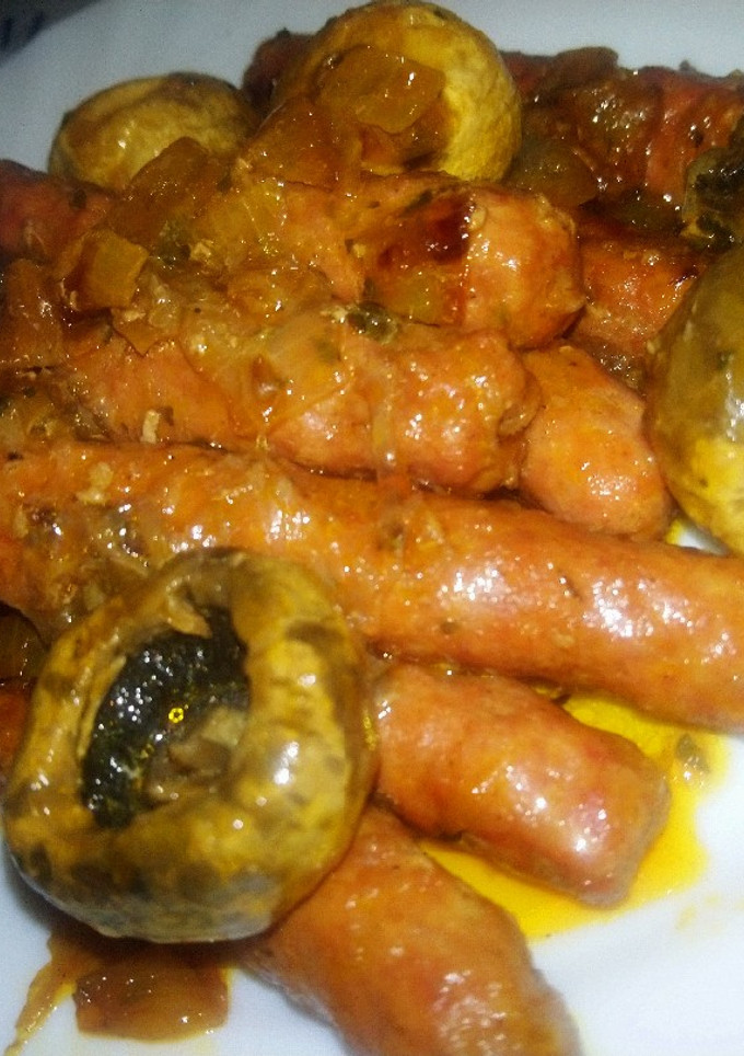 Una foto de Salchichas frescas en salsa de vino con champiñones