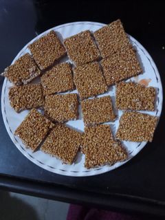 તલની ચીકી(Tal Chikki Recipe in Gujarati) રેસીપી મુખ્ય ફોટો