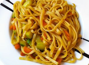 Una foto de Noodles Udon con verduras 🌱