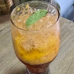 A picture of Mango blossom.
