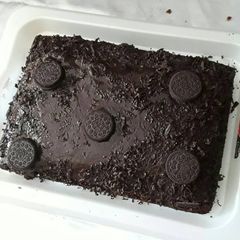 A picture of Chocolate cake with Oreo cookies.