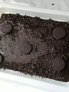 A picture of Chocolate cake with Oreo cookies.