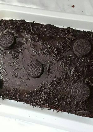 A picture of Chocolate cake with Oreo cookies.