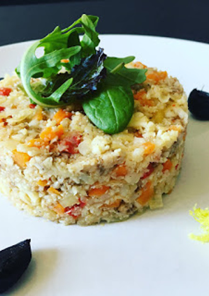 Una foto de Cuscús de coliflor con pollo