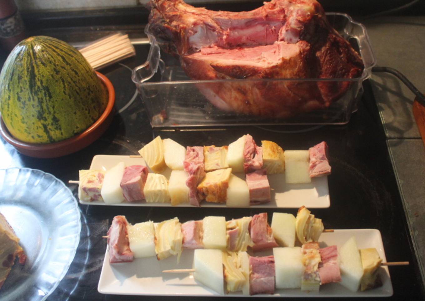 Banderillas de jamón asado, melón y tortilla
