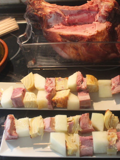 Una foto de Banderillas de jamón asado, melón y tortilla