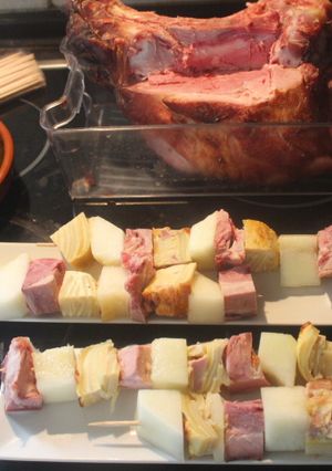 Una foto de Banderillas de jamón asado, melón y tortilla