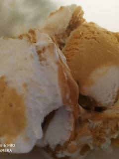 Una foto de Helado de caramelo salado