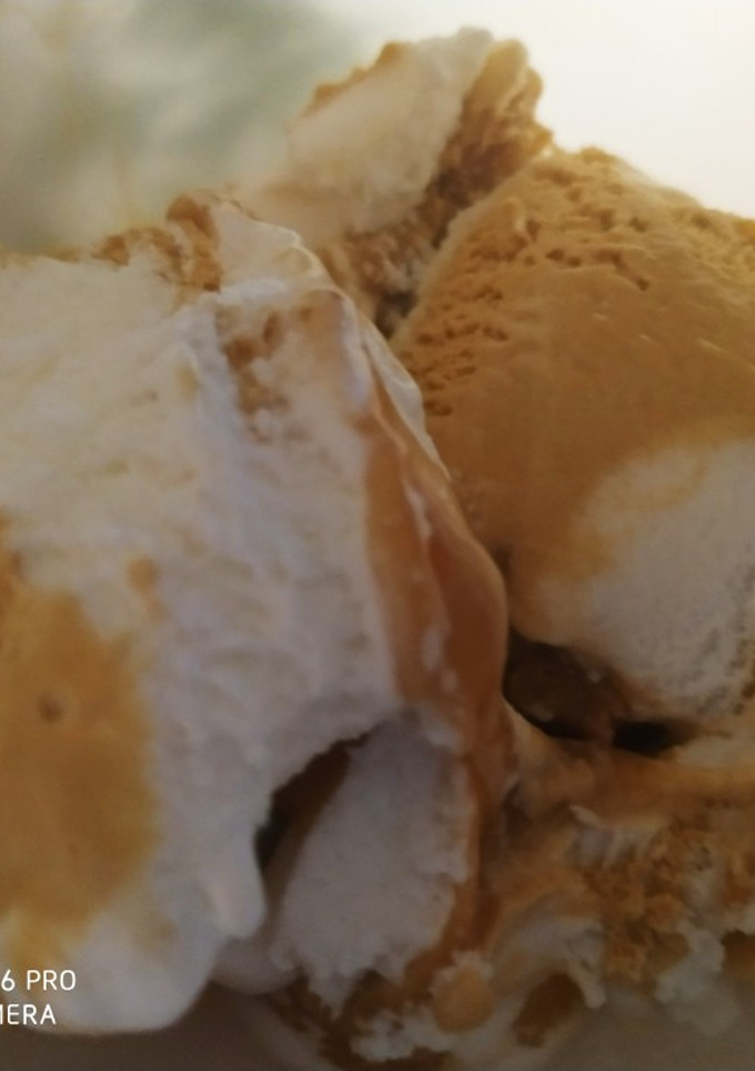 Una foto de Helado de caramelo salado