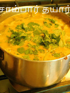 சின்ன முத்து வெங்காயம், நீள பச்சை மிளகாய் சாம்பார் (Chinna venkaaya sambar recipe in tamil) செய்முறை முக்கிய புகைப்படம்