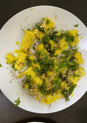 खांडवी (khandvi recipe in Hindi) रेसिपी मुख्य फोटो