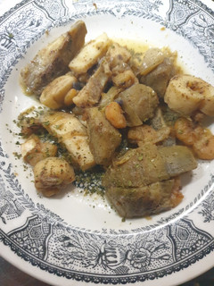 Una foto de Merluza con gambas y alcachofas
