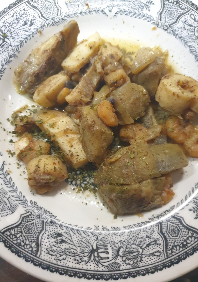Una foto de Merluza con gambas y alcachofas