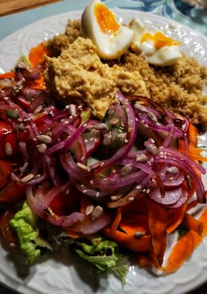 Una foto de Ensalada con hummus y cous cous 🥗