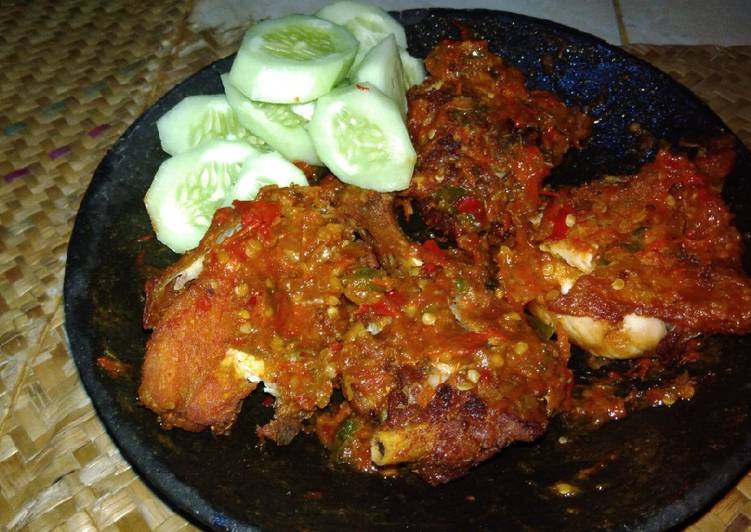 Resep Ayam penyet oleh Intan Ali - Cookpad
