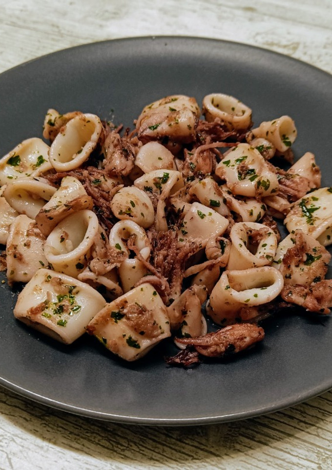 Una foto de Chipirones a la plancha con ajo y perejil