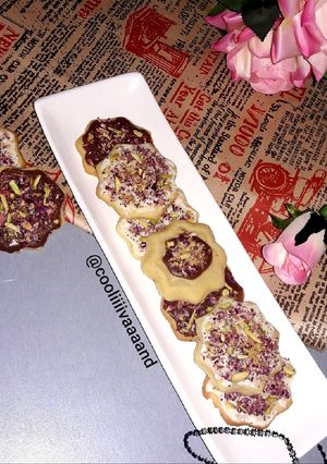 عکسی از دستور کوکی گل محمدی🥀 با زرده تخم مرغ