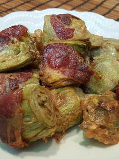 Una foto de Alcachofas frescas rebozadas con jamón