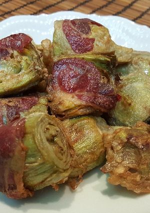 Una foto de Alcachofas frescas rebozadas con jamón