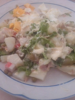 Una foto de Ensaladilla, con lechuga sucedáneo de cangrejo y huevo