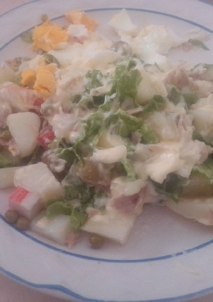 Una foto de Ensaladilla, con lechuga sucedáneo de cangrejo y huevo