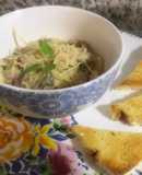 Pasta con salsa de tres quesos, champiñones y tocineta