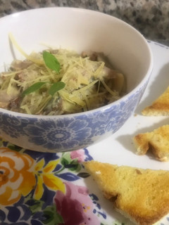 Una foto de Pasta con salsa de tres quesos, champiñones y tocineta