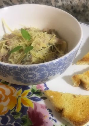 Una foto de Pasta con salsa de tres quesos, champiñones y tocineta