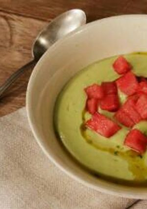 Una foto de Sopa de aguacate con sandía