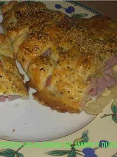 Una foto de Trenza hojaldrada de jamón y queso