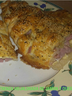 Una foto de Trenza hojaldrada de jamón y queso