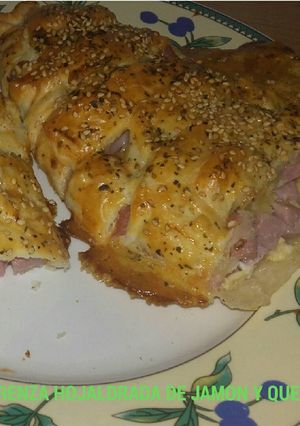 Foto principal de Trenza hojaldrada de jamón y queso