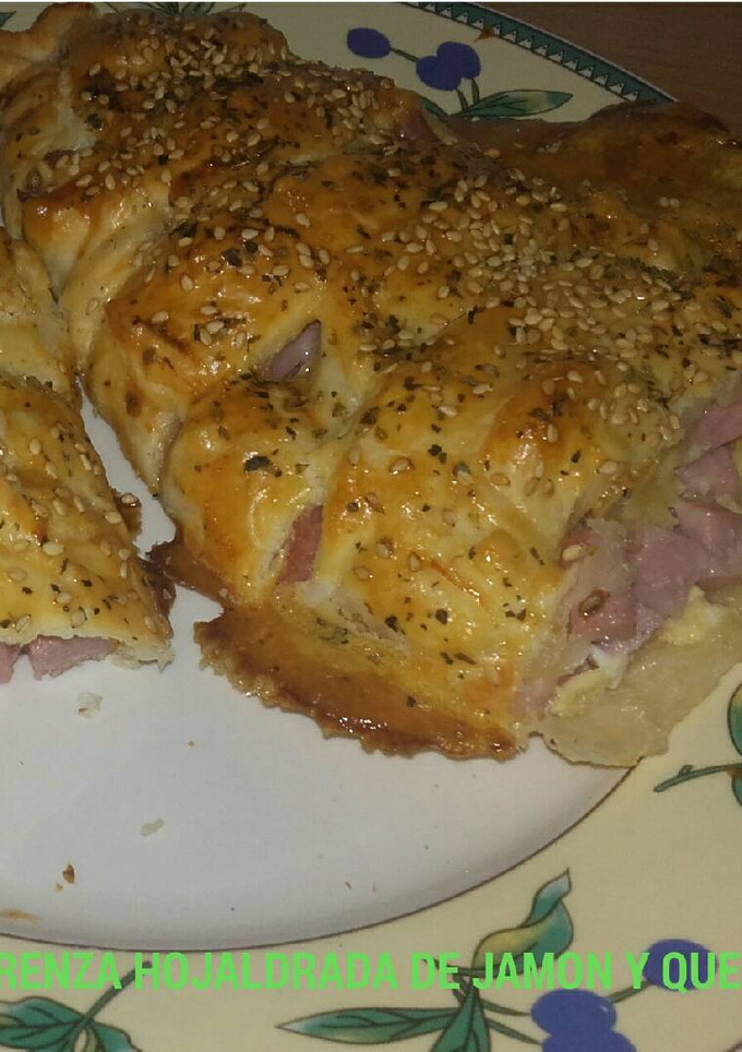 Una foto de Trenza hojaldrada de jamón y queso