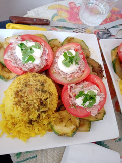 Una foto de Tomates rellenos con cama de zapallitos italianos