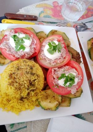 Una foto de Tomates rellenos con cama de zapallitos italianos