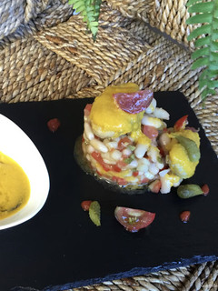 Una foto de Ensalada de alubias blancas y codornices escabechadas