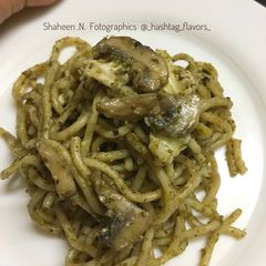 A picture of Pesto Spaghetti with mushrooms.