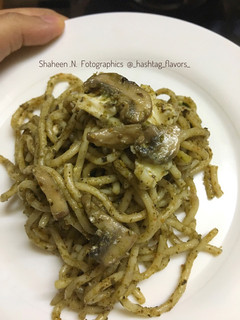 A picture of Pesto Spaghetti with mushrooms.